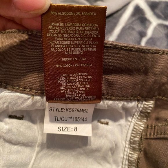 Kut from kloth Cathrine shorts Olive Green 8 knee - Picture 11 of 11